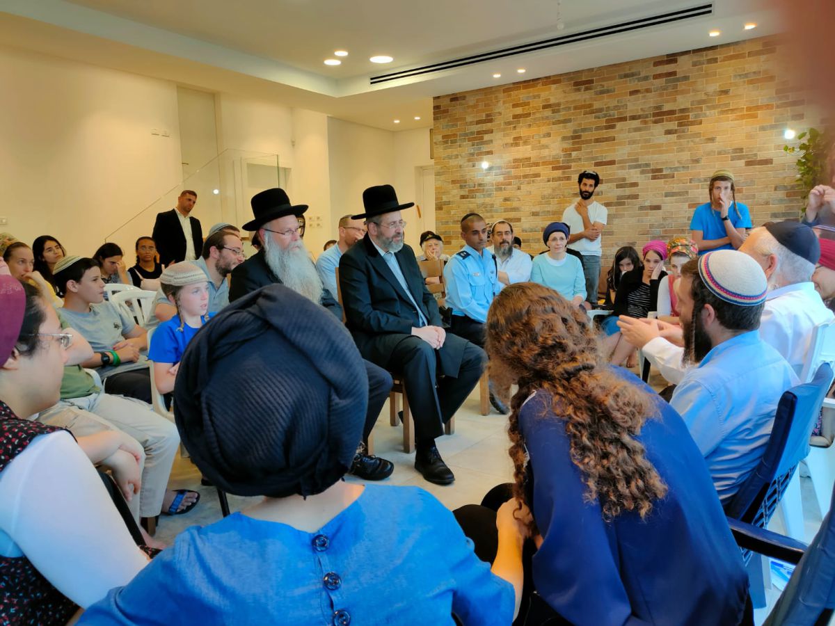 אלפים בניחום אבלים לבנו של הרב אריה הנדלר