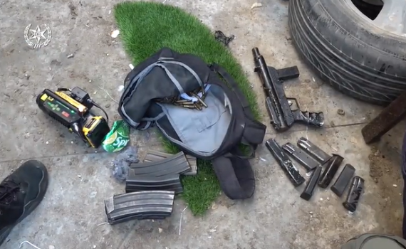 נשקים, מחסניות ורימוני עשן נמצאו בדירה ברמלה | צפו