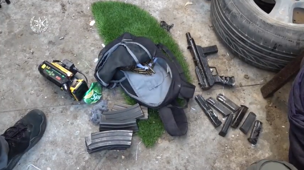 נשקים, מחסניות ורימוני עשן נמצאו בדירה ברמלה | צפו