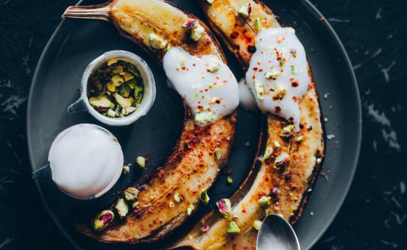 מושלם לראשון: בננה "מטוגנת" עם יוגורט ופיסטוקים