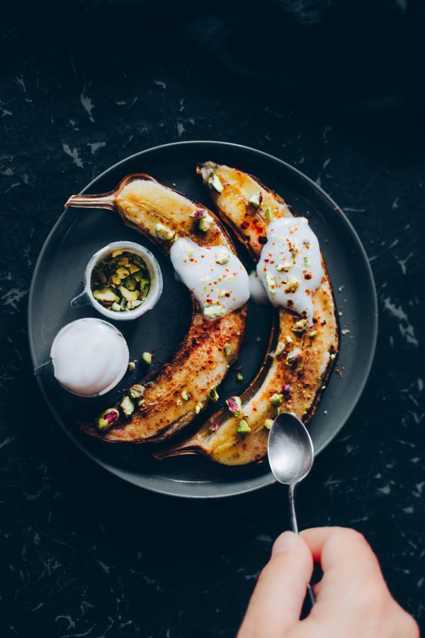 מושלם לראשון: בננה "מטוגנת" עם יוגורט ופיסטוקים