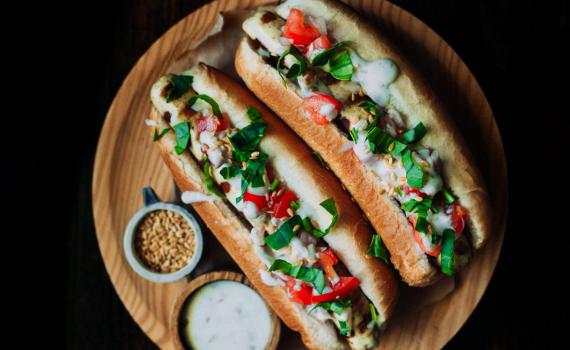 נקניקיות טבעוניות ברוטב אחו-בלנקו