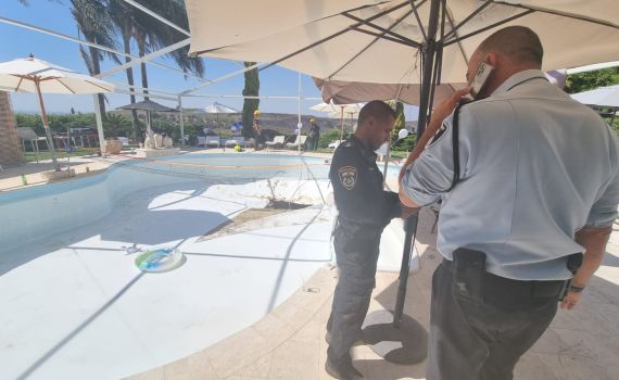 בולען נפער בבריכה פרטית בכרמי יוסף; חשש לחיי נעדר