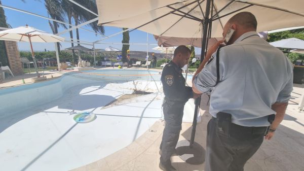 בולען נפער בבריכה פרטית בכרמי יוסף; חשש לחיי נעדר