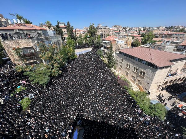 גלריה: אלפים מלווים את מנהיג העדה החרדית