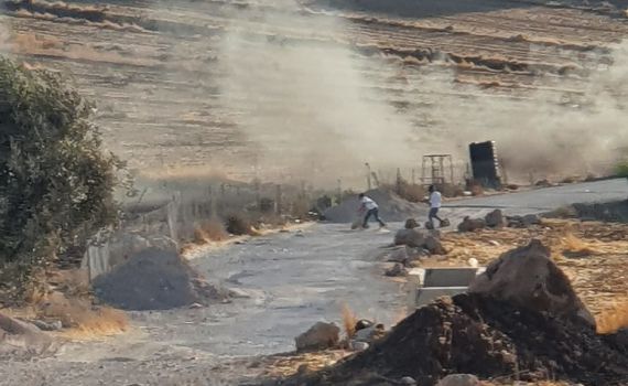 לאור יום: ערבים התפרעו מול הפגנת הנשים בבנימין