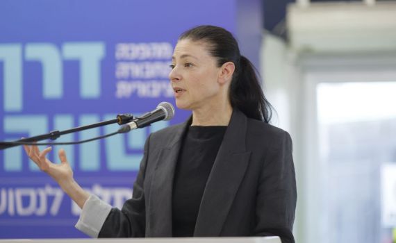 עתירה לבג"צ נגד מיכאלי: הפעילי הרכבת בשבת