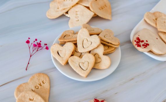 לקראת ט"ו באב: עוגיות לב טבעוניות משקדים