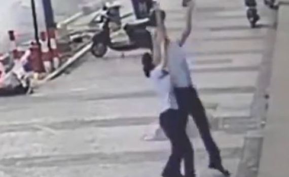 מטורף: אדם הציל ילדה שנפלה מקומה חמישית. צפו