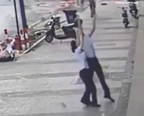 מטורף: אדם הציל ילדה שנפלה מקומה חמישית. צפו