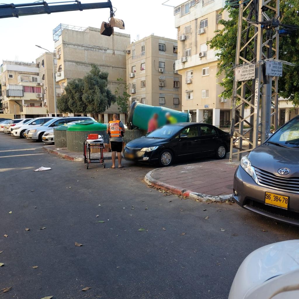 אשדוד: פח מוטמן נפל על פועל אשפה; מצבו בינוני
