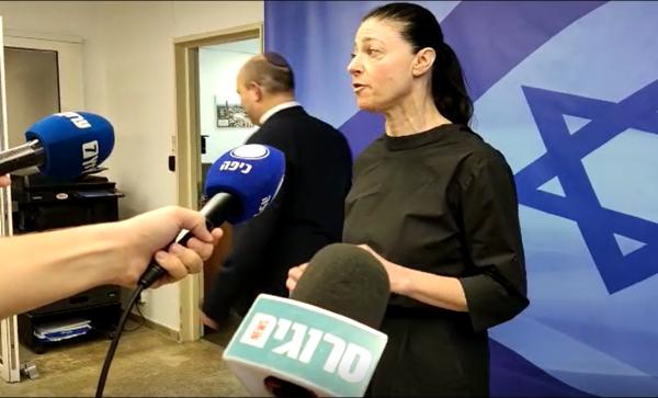 בזמן שמיכאלי מדברת: כך בנט חמק מהעיתונאים