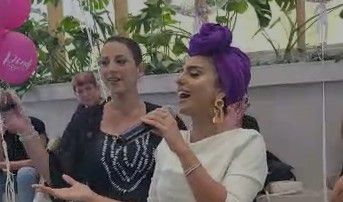 מרגש: נרקיס שרה לחולות ומחלימות סרטן השד