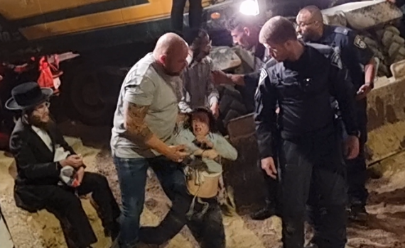 תיעוד מזעזע: קב"ט מכה ילד חרדי בהפגנה בבר אילן