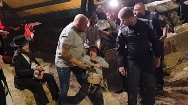 תיעוד מזעזע: קב"ט מכה ילד חרדי בהפגנה בבר אילן