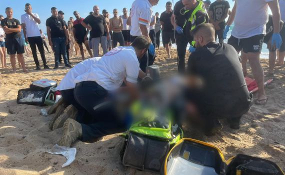 בן 50 נכנס למים לחלץ ילדה שטבעה וטבע. מותו נקבע