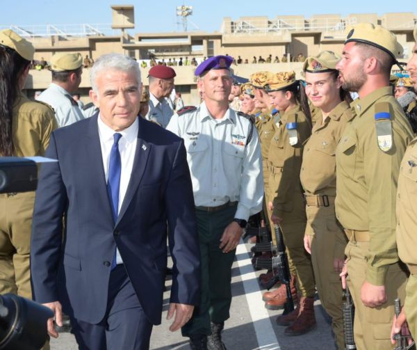 העתירה התקבלה: לפיד ימחוק פוסטים עם חיילים