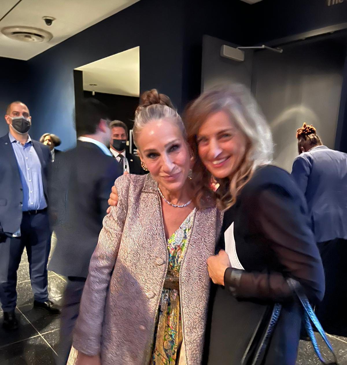 כבוד: שרה ג'סיקה פרקר לובשת כחול לבן