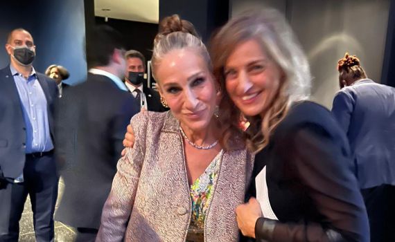 כבוד: שרה ג'סיקה פרקר לובשת כחול לבן