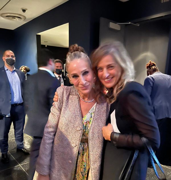 כבוד: שרה ג'סיקה פרקר לובשת כחול לבן