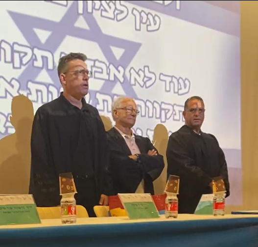 צפו: הפרופסור לא שר את המנון 'התקווה'