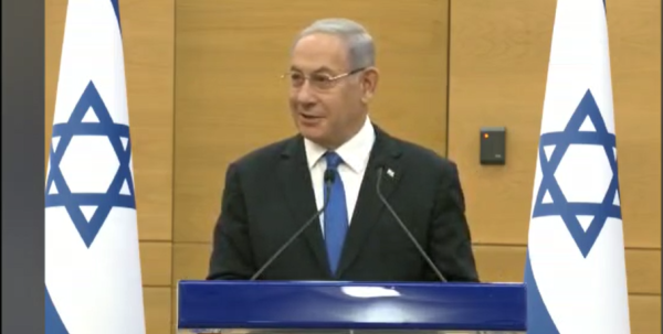 עוד לא התרגל? צפו: נתניהו "שכח" מי נשיא ארה"ב