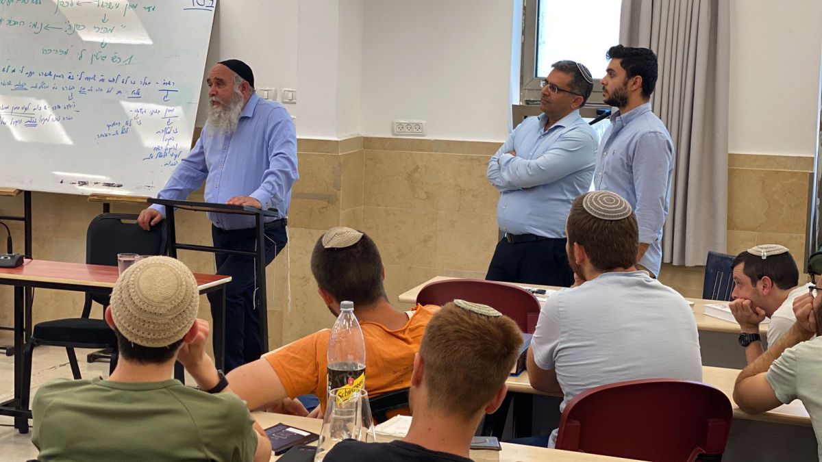 הרב חננאל אתרוג הודיע על תמיכה באופיר סופר