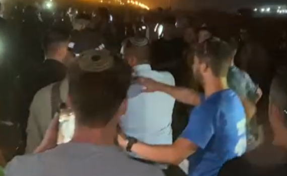 עימות אלים | צפו: אופיר סופר מונע בגופו פינוי מאחז