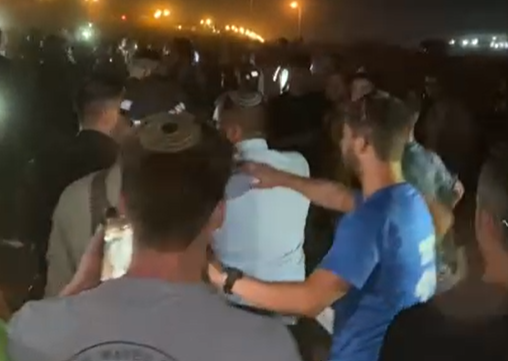 עימות אלים | צפו: אופיר סופר מונע בגופו פינוי מאחז