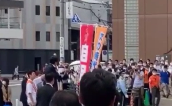 צפו: ראש ממשלת יפן לשעבר נורה במהלך נאום