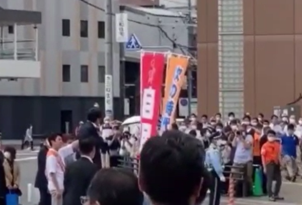 צפו: ראש ממשלת יפן לשעבר נורה במהלך נאום