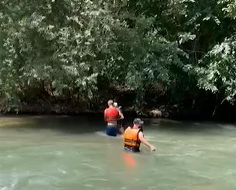 ילדה נסחפה בנחל בצפון וחולצה. צפו בתיעוד