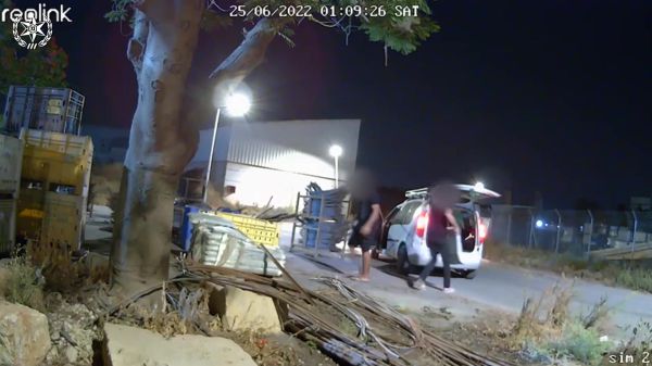 מול המצלמות: גנבו 30 שקי דשן מקיבוצניק בצפון