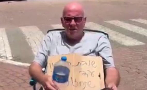 תומך של בנט שובת רעב עד לחזרתו. צפו בתיעוד