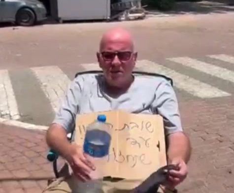 תומך של בנט שובת רעב עד לחזרתו. צפו בתיעוד