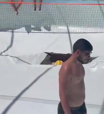 רגעי האימה: צפו בבולען נפער במהלך מסיבת הבריכה