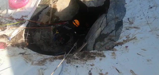 המחלצים נכנסים לבולען לאיתור הנעדר בבריכה | צפו