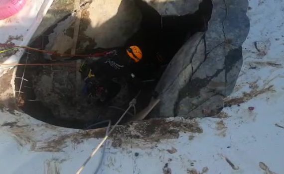 המחלצים נכנסים לבולען לאיתור הנעדר בבריכה | צפו