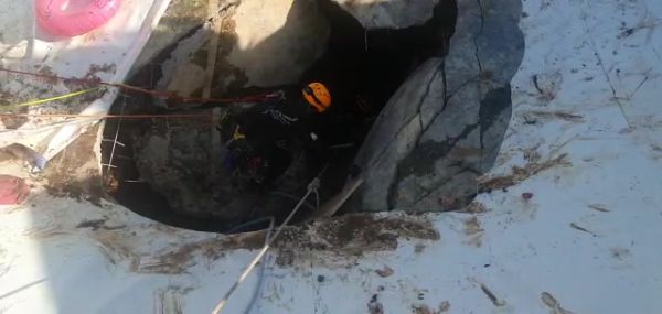 המחלצים נכנסים לבולען לאיתור הנעדר בבריכה | צפו