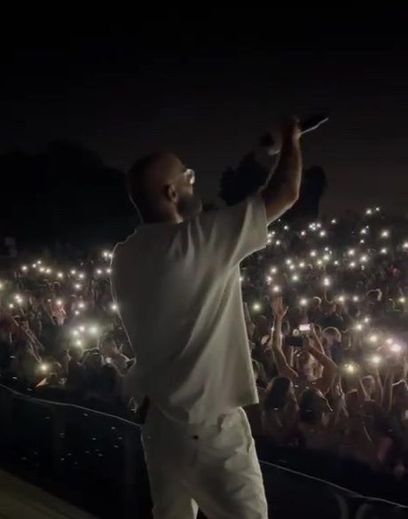 בלי חשמל, לאור פנסים: אברהם טל בביצוע מרגש