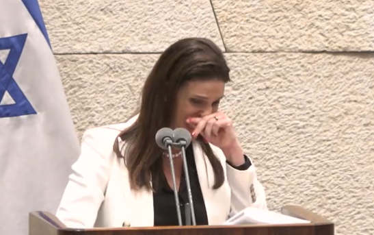 צפו: הח"כית פרצה בבכי באמצע נאום