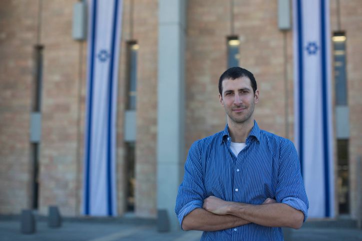 עיתונאי נוסף מצטרף לחיים הפוליטיים