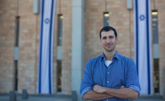 עיתונאי נוסף מצטרף לחיים הפוליטיים