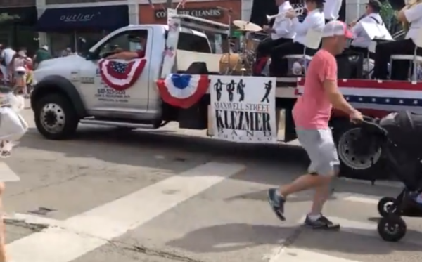 לבוש כאישה: פרטים נוספים על החשוד בטבח בשיקגו