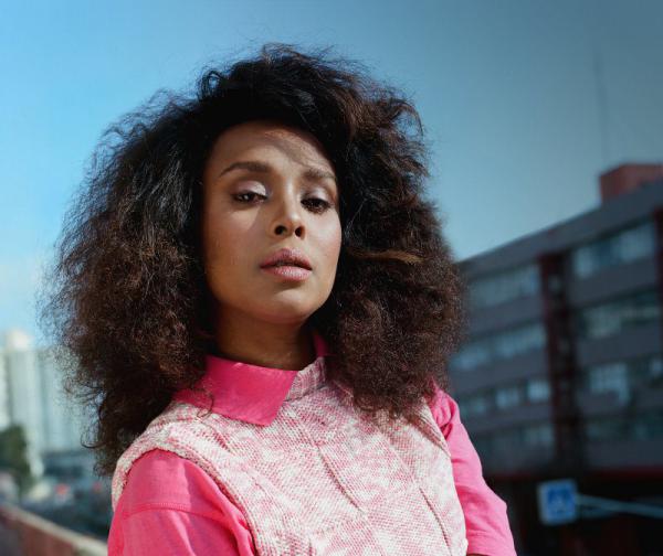 כוכבת הגרוב מפתיעה שוב: סינגל חדש לאסתר רדא