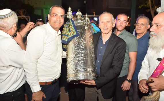 7 שנים לאחר שנרצח: ספר תורה לע"נ דוד בר קפרא