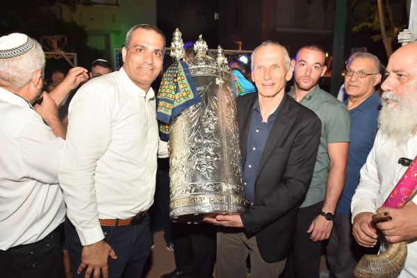 7 שנים לאחר שנרצח: ספר תורה לע"נ דוד בר קפרא