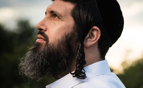 אחרי תאונת דרכים מחרידה, נעם הראל בסינגל חדש