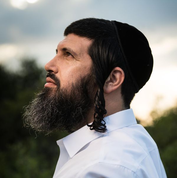 אחרי תאונת דרכים מחרידה, נעם הראל בסינגל חדש