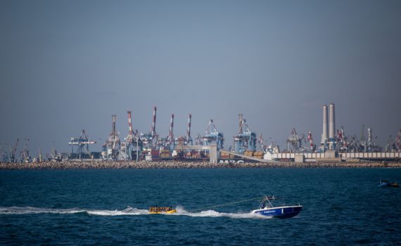 סירה התהפכה מול חופי אשדוד; הלכודים חולצו